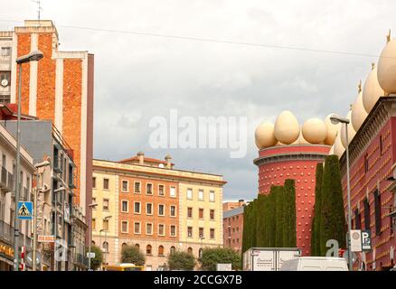 Teatro e Museo di Dalí. Il museo façade è sormontato da una serie di uova giganti. L'uovo rappresenta la vita, il rinnovamento, la continuazione e il futuro. Foto Stock