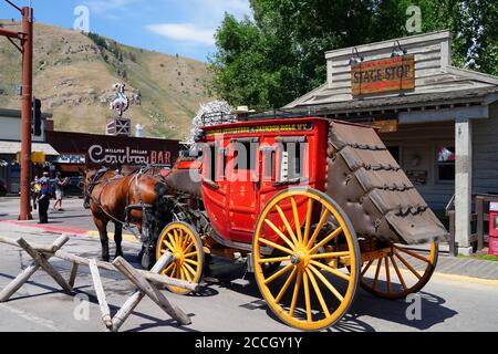 JACKSON HOLE, WY –1 AGO 2020- Vista di una tradizionale carrozza trainata da cavalli sulla strada nella città occidentale di Jackson Hole, Wyoming, Stati Uniti. Foto Stock