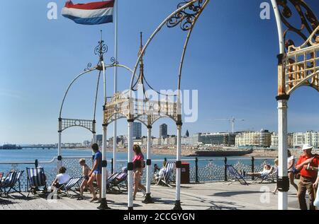 Vista dal Palace Pier verso West Pier, Brighton, East Sussex, England, UK. Circa anni '80 Foto Stock