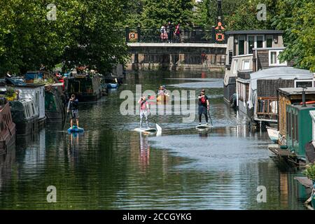 LITTLE VENICE LONDRA, Regno Unito - 21 agosto 2020 persone paddle boarding sul Canal Grand Union a Little Venice in una giornata calda con incantesimi soleggiati a Londra. Credit: amer Ghazzal/Alamy Live News Foto Stock