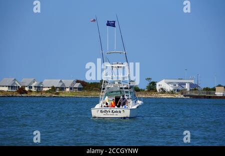 Bethany Beach, Delaware, U.S.A - 1 agosto 2020 - le persone si divertono su una barca vicino a Indian River Inlet in estate Foto Stock