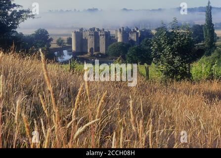 Il castello di Bodiam si è visto in una mattina misteriosa. Sussex orientale. Inghilterra, Regno Unito Foto Stock