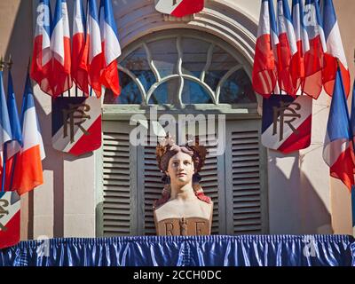 Bandiere che volano per la Bastiglia giorno a Saint-Chinian, Francia Foto Stock