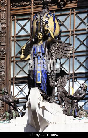 Londra, Regno Unito, 1 aprile 2012 : il Selfridges grande negozio di commercio al dettaglio orologio noto come la Regina del tempo in Oxford Street stock foto Foto Stock