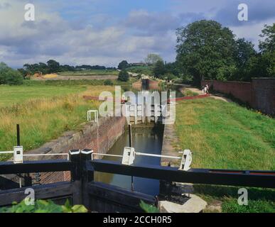 Il canale di Caen Hill si chiude sul canale Kennet & Avon. Wiltshire, Inghilterra, Regno Unito Foto Stock