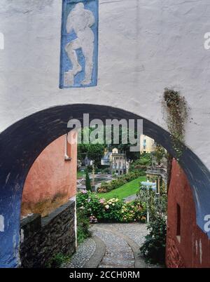 Vista ad arco di Portmeirion. Gwynedd, Galles del Nord. REGNO UNITO. Foto Stock