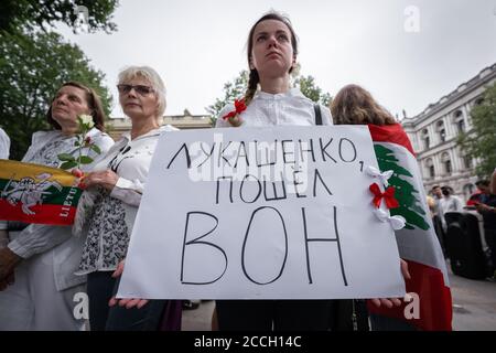 Bielorussia solidarietà Picket. I britannici-bielorussi si si riuniscono di fronte a Downing Street chiedendo un’azione di sostegno da parte del governo britannico. Londra, Regno Unito. Foto Stock