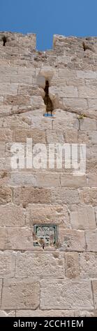 Israele, Gerusalemme. La porta di Jaffa è una delle sette porte aperte principali della città vecchia di Gerusalemme. Antico dettaglio della parete con piastrelle Jaffa Gate segno. Foto Stock