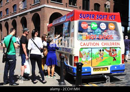 Londra, Regno Unito, 22 luglio 2012 : i turisti che acquistano coni di gelato e rinfreschi da un furgone di gelato fuori da Trinity Square di fronte alla Torre di Londra Foto Stock