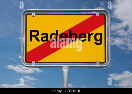 Ortstafel Radeberg, Sachsen, Deutschland | indicazione della località Radeberg, Sassonia, Germania, Europa Foto Stock