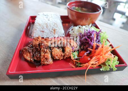 Riso condito con maiale fritto o Tonkatsu, cibo giapponese Foto Stock