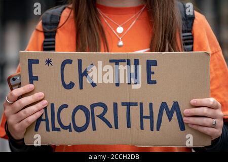 Gli alunni a-Level protestano contro Downing Street contro la decisione di eseguire il downgrade dei risultati utilizzando un algoritmo informatico per l'esame Regolatore Ofqual Foto Stock