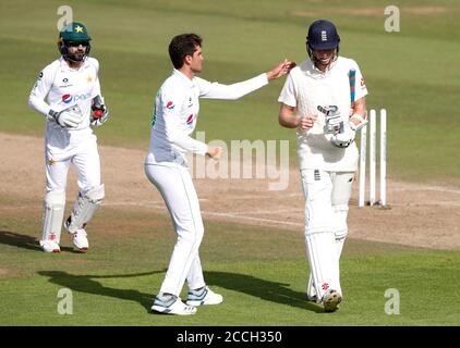 L'inglese Zak Crawley (a destra) urla i pugni dopo essere stato incatenato da Mohammed Rizwan del Pakistan (a sinistra) durante il secondo giorno del terzo Test Match all'Ageas Bowl, Southampton. Foto Stock