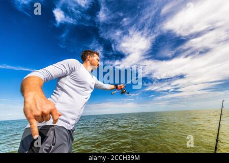 Pescatore in florida escursione in barca tournée gettando linea con il pescatore di strada in Everglases. Stile di vita sportivo Foto Stock