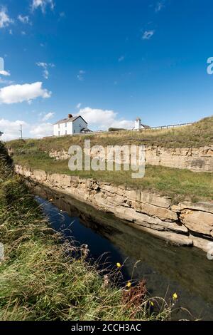 The Cut, o uomo fatto canale al mare, a Seaton Sluice in Northumberland, Inghilterra Regno Unito Foto Stock