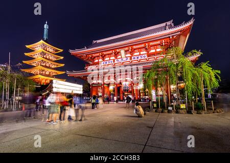 La folla passa davanti alla porta di Hozomon e alla pagoda a cinque piani al tempio di Sensoji ad Asakusa, Tokyo, Giappone Foto Stock