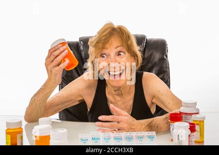 Donna anziana estatica & felice circa nuovo farmaco Foto Stock