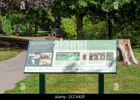 Prittlewell Priory informazioni bordo in Priory Park. Victoria Avenue, Southend on Sea, Essex, Regno Unito. Presentato da RA Jones al distretto di Southend Foto Stock