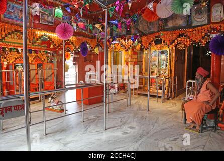 Beawar, India. 22 agosto 2020. Vista di un tempio di Ganpati sembra deserta in occasione del festival di Ganesh Chaturthi in mezzo alla pandemia COVID-19, a Beawar. Ganesh Chaturthi o Vinayaka Chaturthi è un festival indù che celebra l'arrivo di Ganesh sulla terra dal monte Kailash con la sua madre Dea Parvati. Il festival è segnato con l'installazione di ganesh argilla idoli privatamente in case, o pubblicamente su elaborati pandali (fasi temporanee). (Foto di Sumit Saraswat/Pacific Press) Credit: Pacific Press Media Production Corp./Alamy Live News Foto Stock