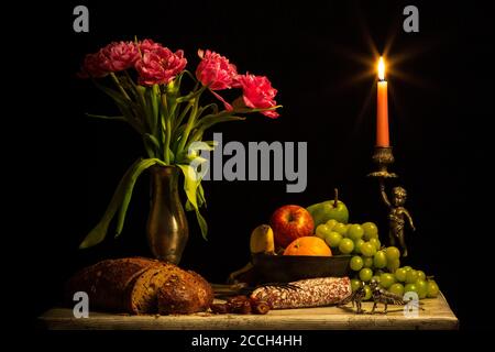 Una classica vita morta in stile olandese su un nero terreno nero Foto Stock