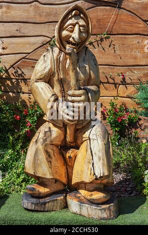 Krajno-Zagorze, Polonia - 14 agosto 2020. Scultura in legno di una strega che vola su un bastone di criciole nel parco divertimenti e miniature di Sabat Krajno Foto Stock