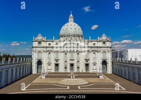 Krajno-Zagorze, Polonia - 14 agosto 2020. La miniatura della Basilica di San Pietro e Piazza San Pietro nel parco divertimenti Sabat Krajno Foto Stock