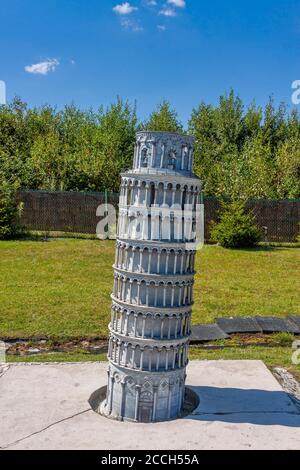 Krajno-Zagorze, Polonia - 14 agosto 2020. La miniatura della Torre Pendente di Pisa nel Parco dei Divertimenti e delle Miniature di Sabat Krajno Foto Stock