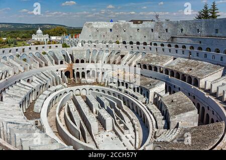 Krajno-Zagorze, Polonia - 14 agosto 2020. La miniatura del Colosseo nel parco divertimenti e miniature Sabat Krajno Foto Stock