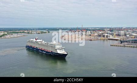 Mein Schiff 1 girando fuori dal porto ovest di Helsinki con la sua prima crociera panoramica intorno al Mar Baltico dall'inizio della pandemia. Foto Stock