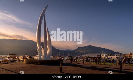 Tramonto sull'iconica scultura in fibra di vetro "Spirit of Sail" presso Il parco cittadino di Kelowna ai piedi di Bernard Viale Foto Stock