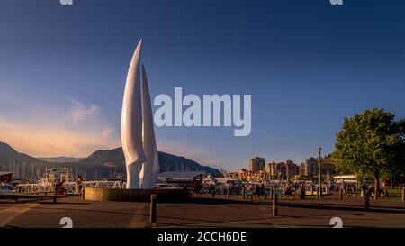 Tramonto sull'iconica scultura in fibra di vetro "Spirit of Sail" presso Il parco cittadino di Kelowna ai piedi di Bernard Viale Foto Stock