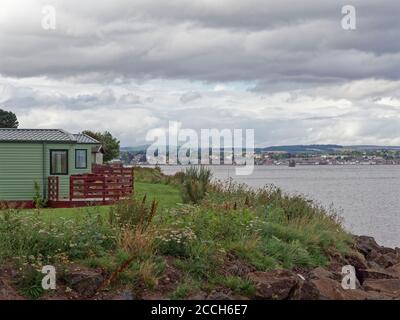 Guardando verso il Sud Ovest dal Tayport collega il Caravan Park attraverso l'estuario del Tay al traghetto Broughty in una giornata bagnata nel mese di agosto. Foto Stock