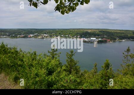 Grande yacht che lascia il porto di Gore Bay, Isola di Manitoulin Foto Stock