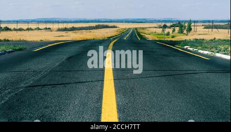 Le linee gialle sono dipinte sulla strada asfaltata. Foto Stock