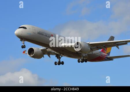 Londra, Regno Unito. 21 agosto 2020. Asiana Airlines HL7771 atterra all'aeroporto di Heathrow. Foto Stock