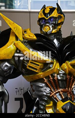 La riproduzione della statua del robot Bumblebee di Transformers Age of Extinction è stata esibita alla stazione di Osaka. Foto Stock