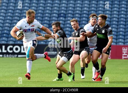 Duhan van der Merwe di Edimburgo tenta di superare Glasgow Warriors Tommy Seymour (a destra) durante la partita Guinness PRO14 a BT Murrayfield, Edimburgo. Foto Stock