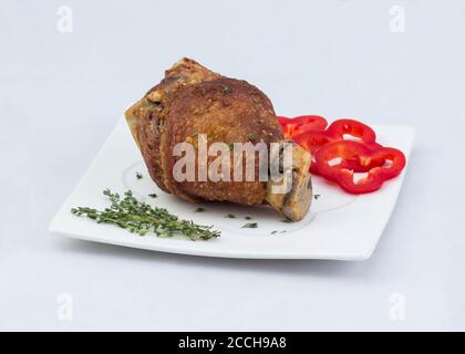 Salsa di maiale fritta con peperone rosso su sfondo bianco Foto Stock