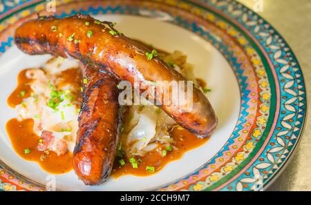 Bratwurst tedesco appena preparato su un piatto decorativo Foto Stock