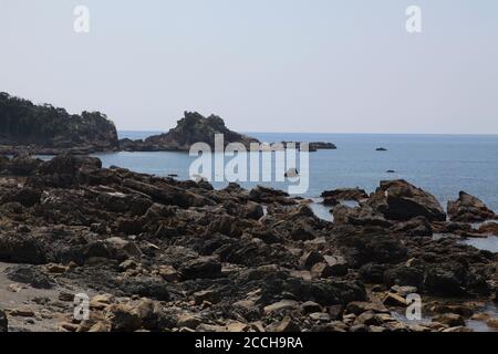 Costa rocciosa con mare blu a wakayama Giappone Foto Stock