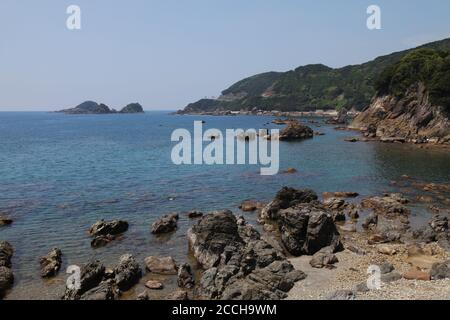 Costa rocciosa con mare blu a wakayama Giappone Foto Stock