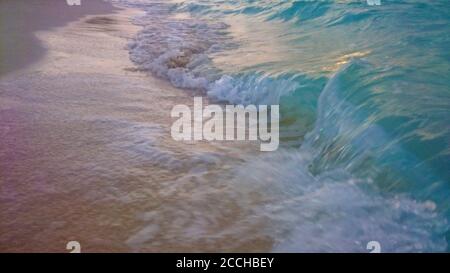 Onde al tramonto alle Maldive Foto Stock