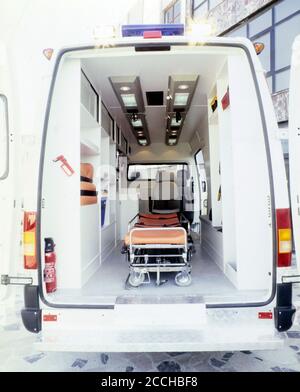 Produzione e progettazione di ambulanze. Ministero della Salute. Produzione speciale di ambulanza usata per servire malati e feriti. Foto Stock