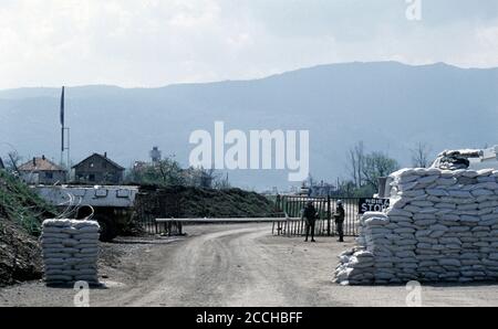 24 aprile 1994 durante l'assedio di Sarajevo: Il checkpoint delle Nazioni Unite all'estremità orientale dell'aeroporto di Sarajevo, con la guida dei francesi. Foto Stock