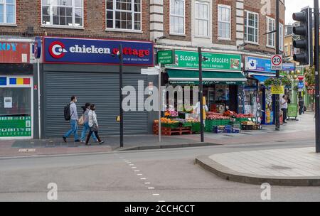 Slough, Berkshire, Regno Unito. 22 agosto 2020. Slough in Berkshire è stato nominato dal Public Health England e dal Department for Health and Social Care come una "area di preoccupazione" del Covid-19 a seguito di un recente aumento del numero di casi. Credito: Maureen McLean/Alamy Foto Stock