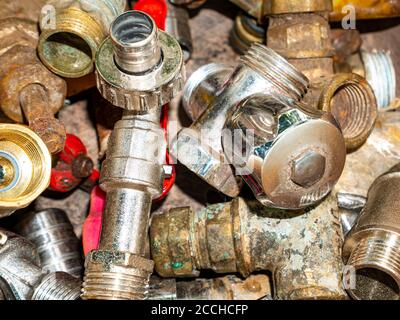 Vecchi rubinetti con valvola per l'apertura del rubinetto dell'acqua. Foto Stock