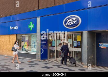 Slough, Berkshire, Regno Unito. 22 agosto 2020. Slough High Street era ancora tranquillo oggi. Slough in Berkshire è stato nominato dal Public Health England e dal Department for Health and Social Care come una "area di preoccupazione" del Covid-19 a seguito di un recente aumento del numero di casi. Credito: Maureen McLean/Alamy Foto Stock