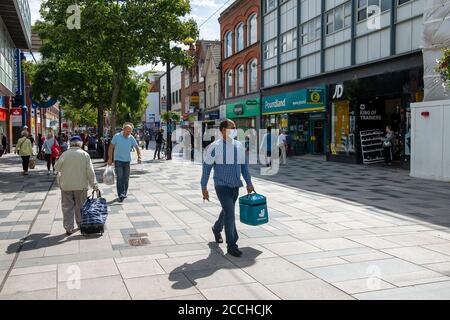 Slough, Berkshire, Regno Unito. 22 agosto 2020. Slough High Street era ancora tranquillo oggi. Slough in Berkshire è stato nominato dal Public Health England e dal Department for Health and Social Care come una "area di preoccupazione" del Covid-19 a seguito di un recente aumento del numero di casi. Credito: Maureen McLean/Alamy Foto Stock