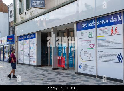 Slough, Berkshire, Regno Unito. 22 agosto 2020. Gli acquirenti passano davanti a un avviso pubblico di routine post-blocco in Slough High Street. Slough in Berkshire è stato nominato dal Public Health England e dal Department for Health and Social Care come una "area di preoccupazione" del Covid-19 a seguito di un recente aumento del numero di casi. Credito: Maureen McLean/Alamy Foto Stock