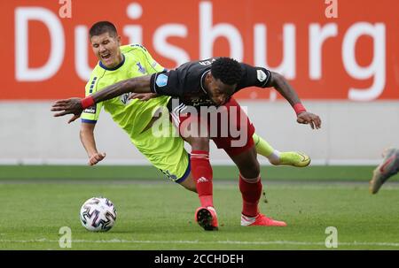 Duisburg, Germania. 23 agosto 2020. Primo: 22.08.2020, Fuvuball: Calcio: 1° torneo di Bundesliga test CUP DER TRADITIONEN MSV DUISBURG - FEYENOORD ROTTERDAM test match stagione 2020/21 DUE BATTAGLIA DARIUS -DACIAN GHINDOVEAN contro Jens Toornstra | usage worldwide Credit: dpa/Alamy Live News Foto Stock